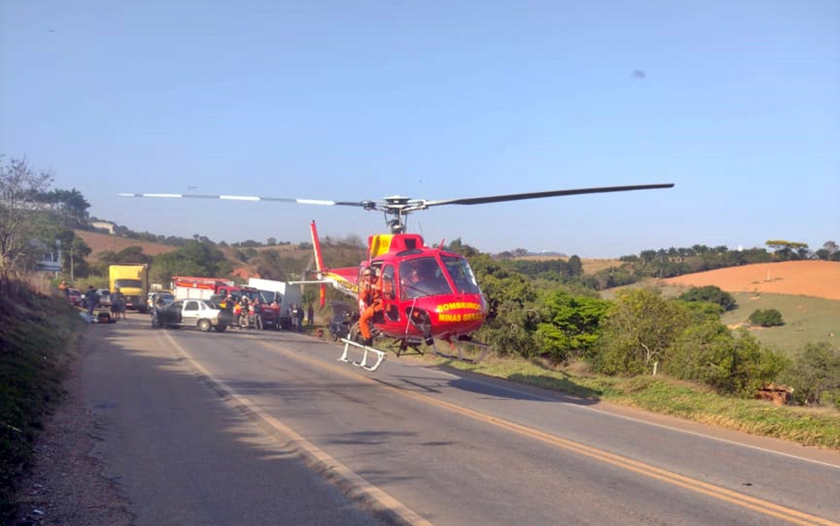 Homem morre e seis ficam feridos após batida entre carros na MG-179, em Pouso Alegre, MG