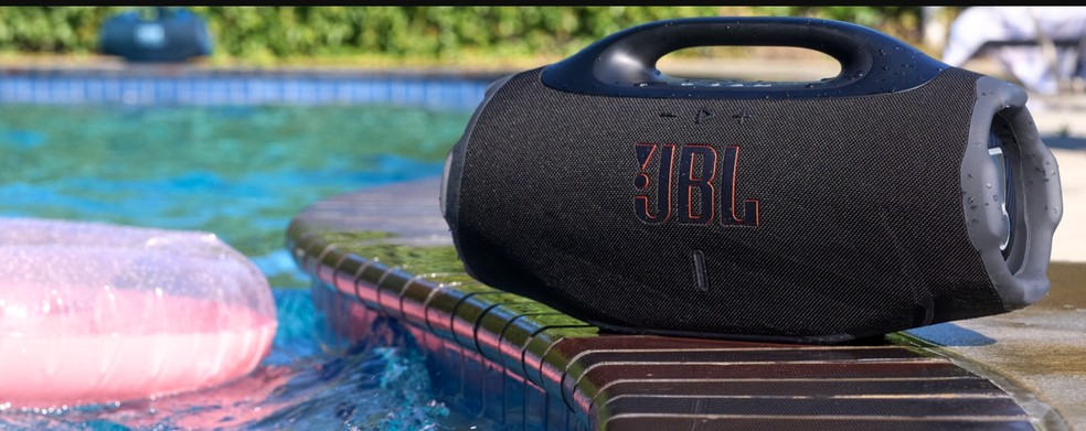 Fabricantes de boombox como a JBL dizem que d� para usar as caixas na beira da piscina, por conta da prote��o contra �gua. � Foto: JBL/Divulga��o