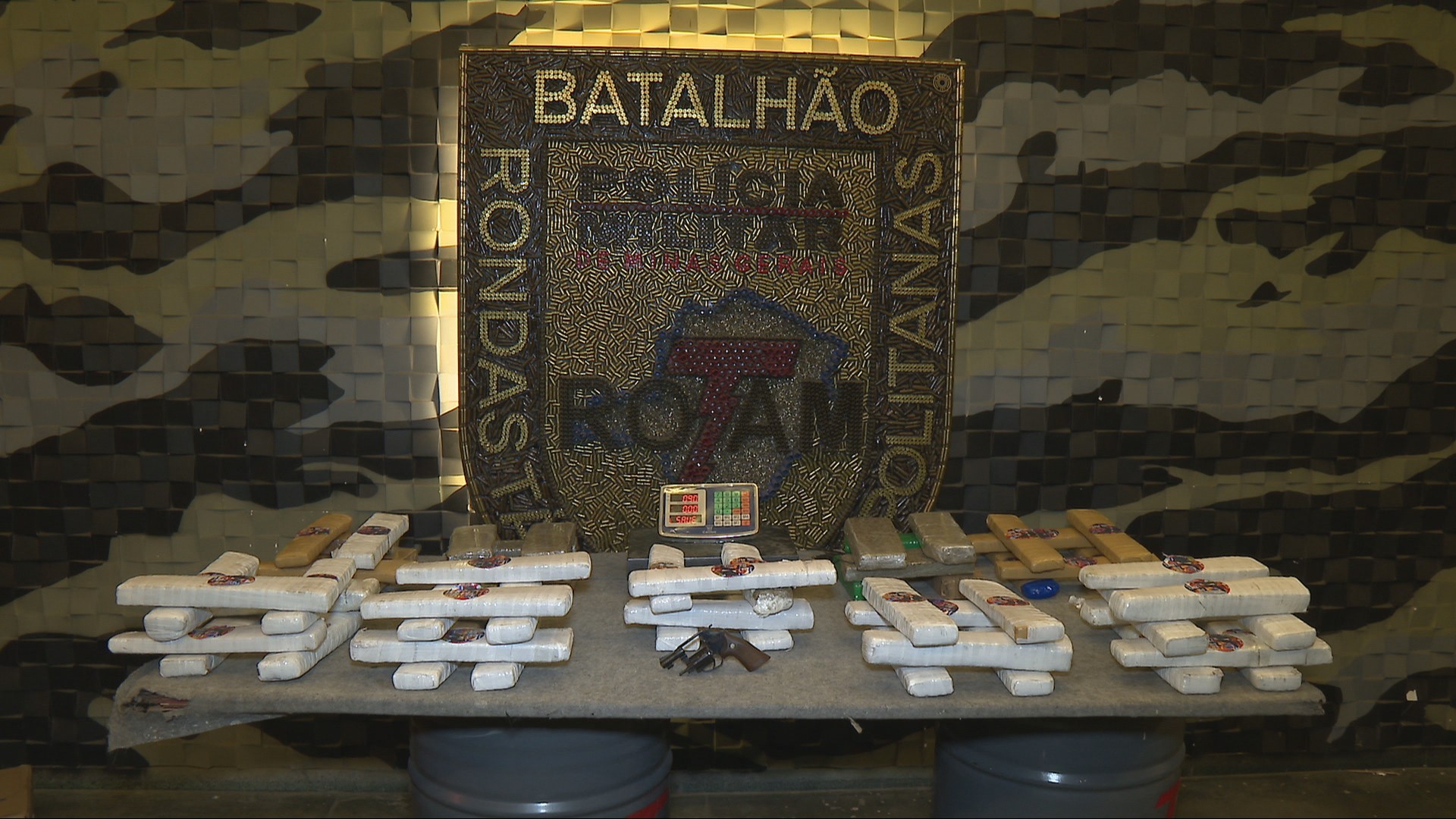 Homem preso por tráfico tenta subornar policiais oferecendo uma arma em troca de liberdade