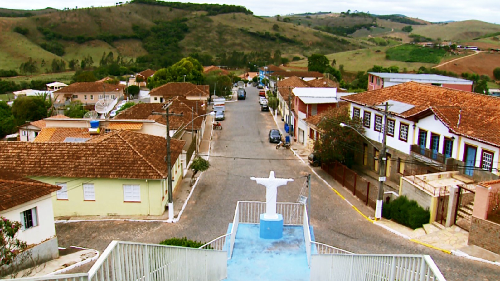 Prefeito, servidores públicos e empresário são denunciados por fraude em licitação de medicamentos em Serranos, MG