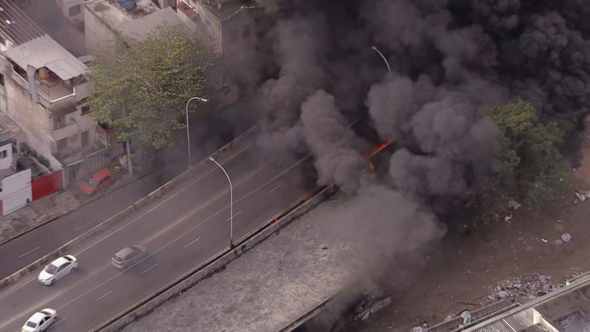Fogo sob viaduto interrompe trânsito na Zona Norte do Rio