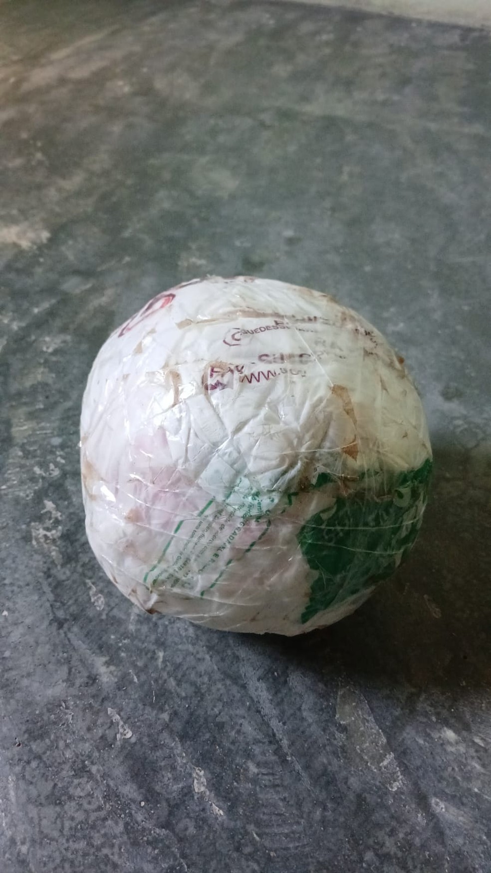 Bola de futebol feita com bal�o e fita adesiva � Foto: Arquivo Pessoal