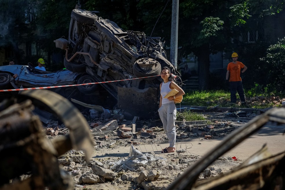 Mulher olha destruição causada por míssil russo na entrada de uma escola em Kiev, na Ucrânia, em 4 de julho de 2025. — Foto: Alina Smutko/ Reuters