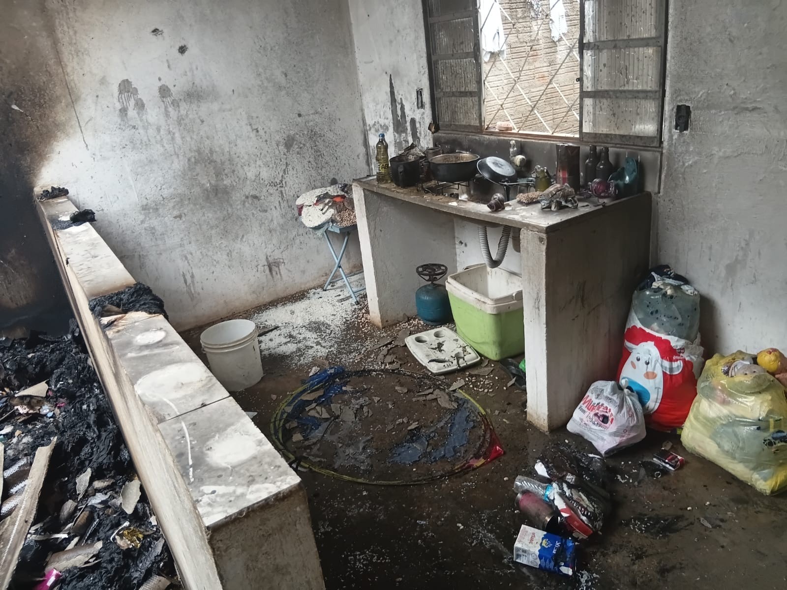 Pai e bebê de um ano e seis meses sofrem queimaduras durante incêndio em casa em Birigui 