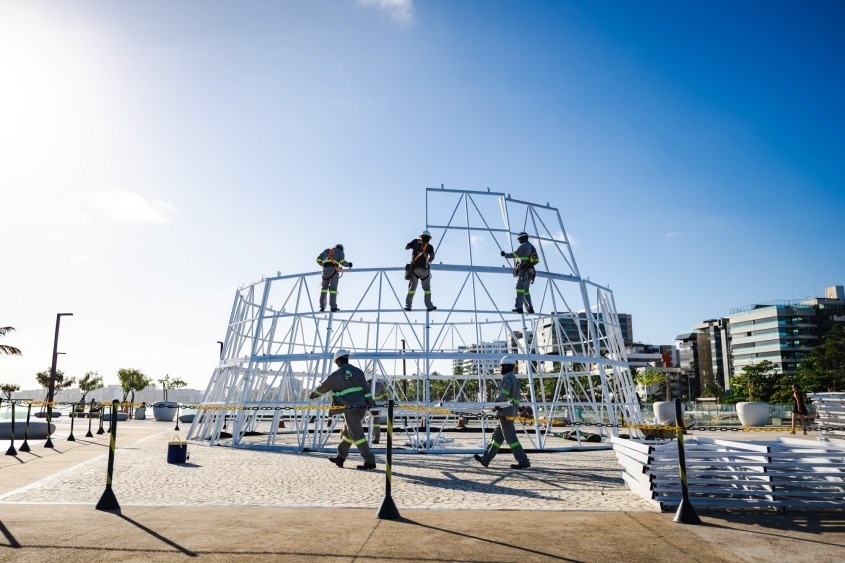 Natal chega a Maceió com montagem de árvore em trecho da orla da capital