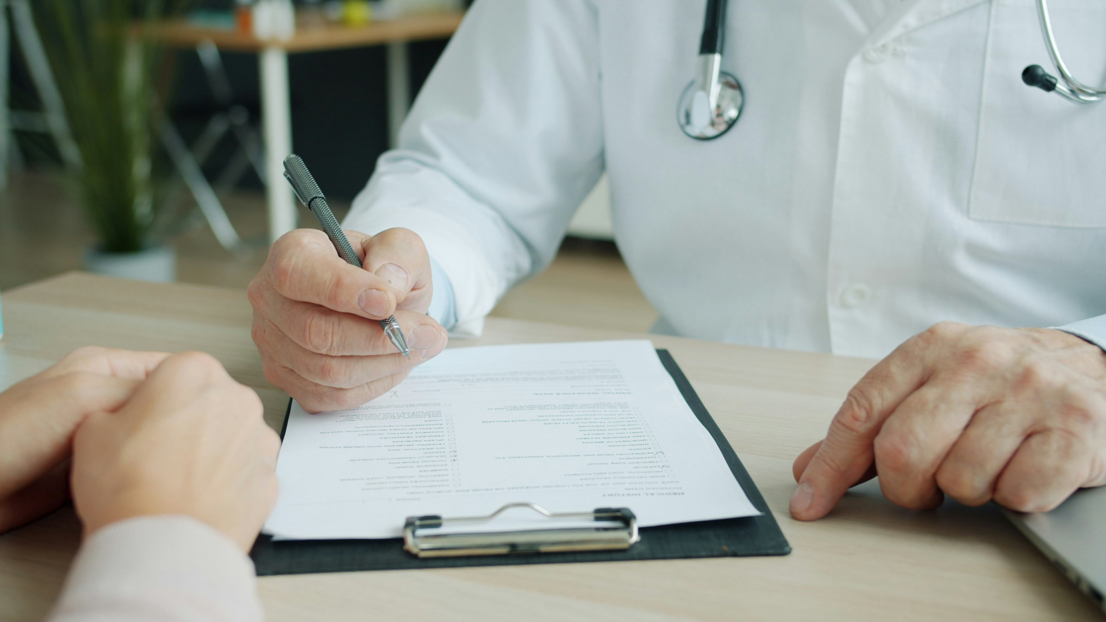 Evento gratuito ensina médicos a cuidar de finanças e transformar plantão em patrimônio no ES