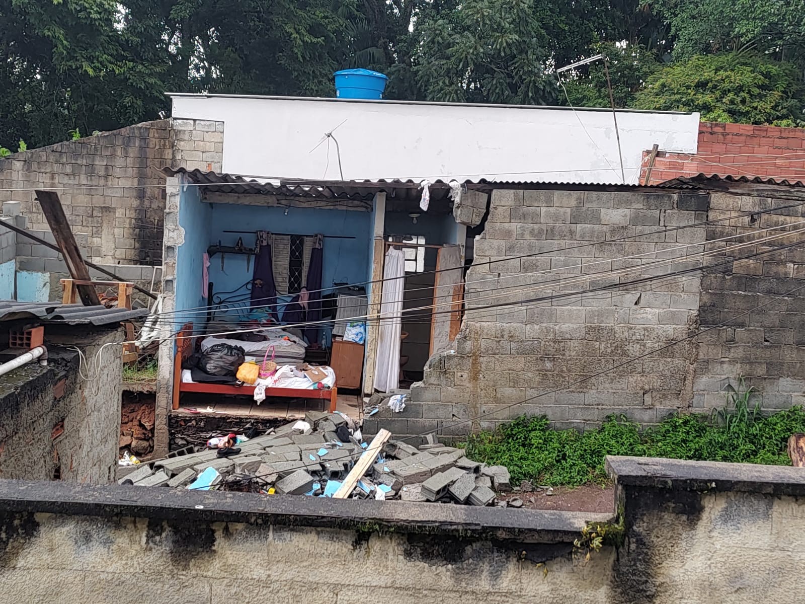 Temporal derruba cômodo de casa em Mogi das Cruzes