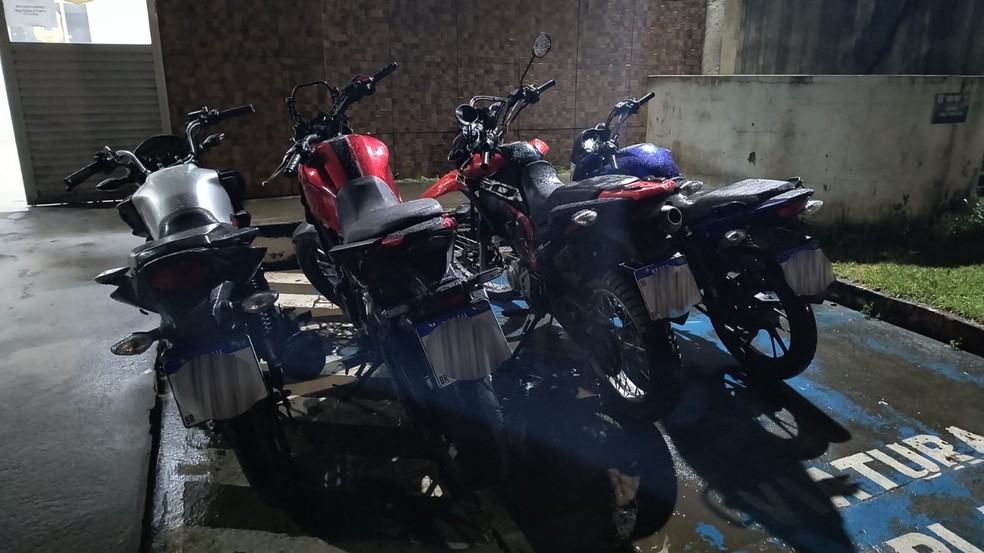 Motos roubadas foram apreendidas pela polícia. — Foto: Divulgação/Polícia Militar