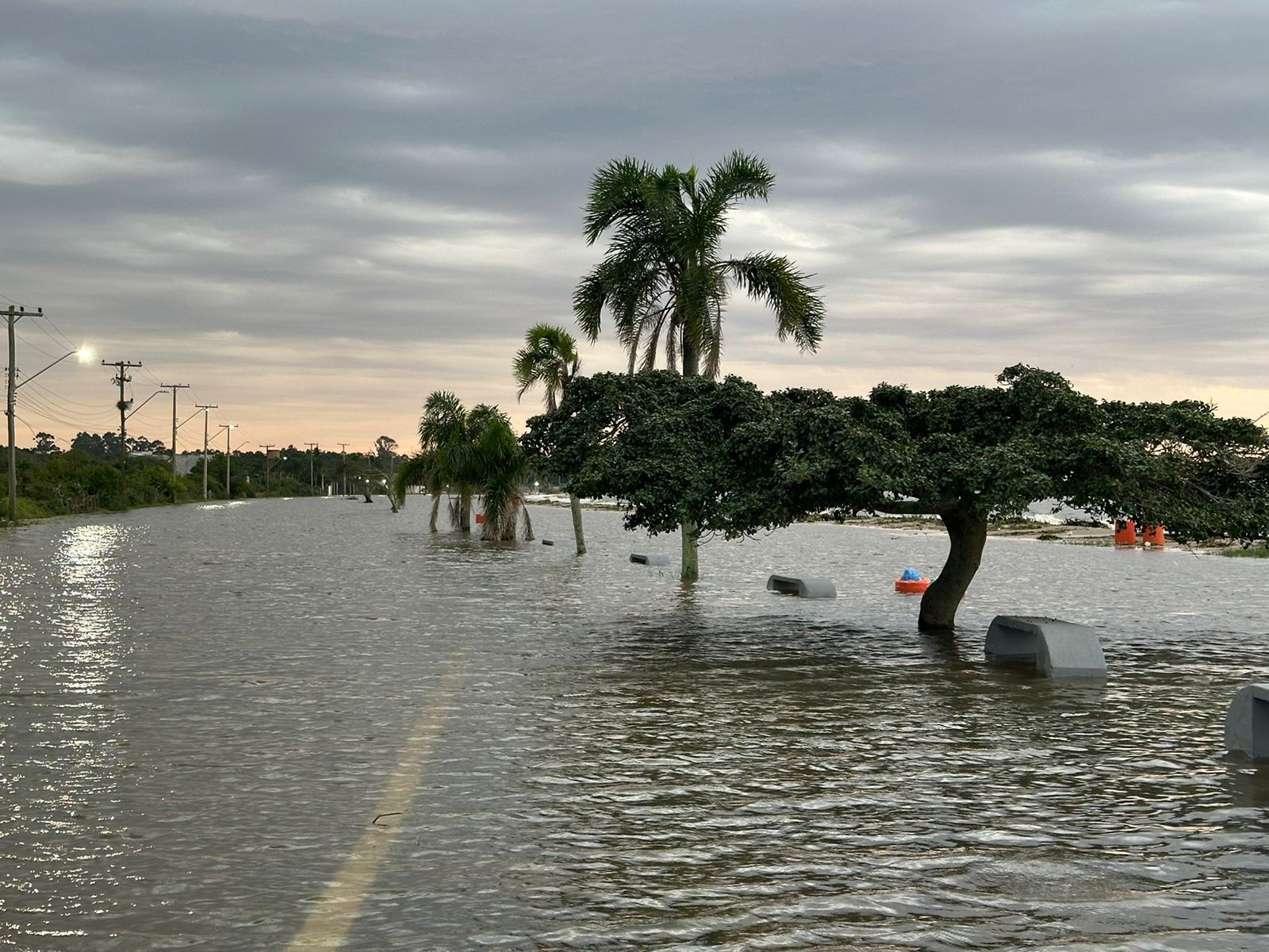 Lagoa dos Patos transborda e alaga Praia do Laranjal em Pelotas — Foto: Isa Severo/RBS TV