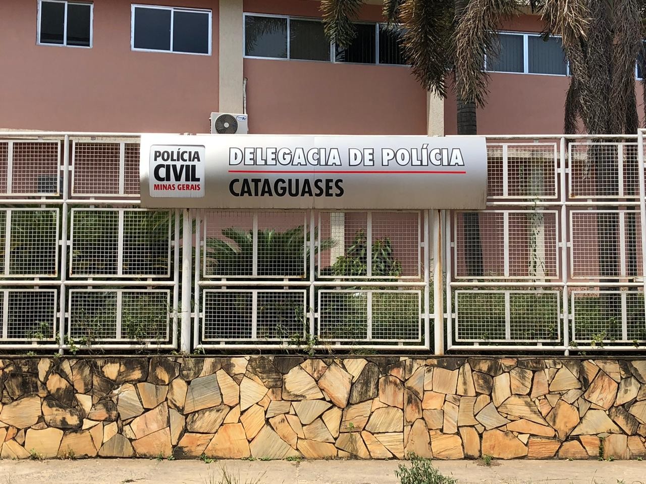 Mulher é encontrada morta com os filhos vivos ao lado do corpo em MG; marido é preso suspeito do crime