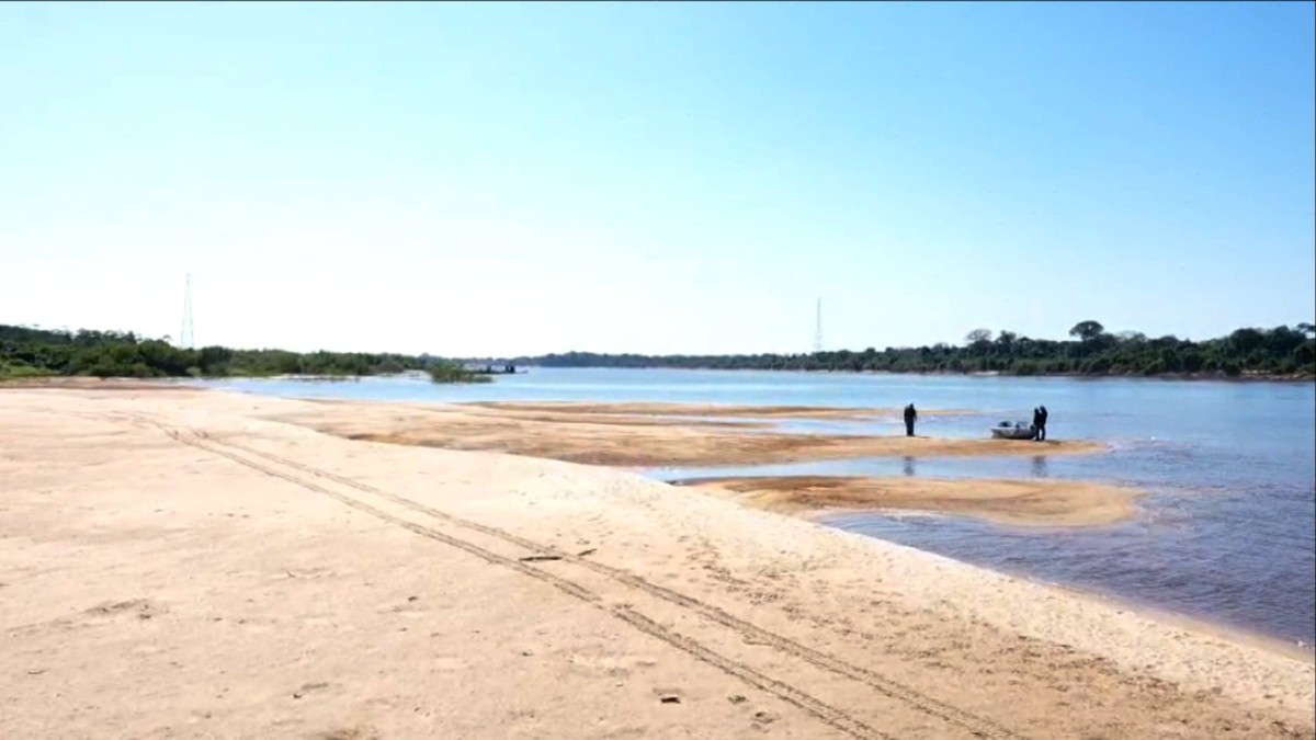 Bancos de areia revelam seca antecipada no Araguaia e impactam travessia de balsas: 'Não dá tempo do rio se recuperar'