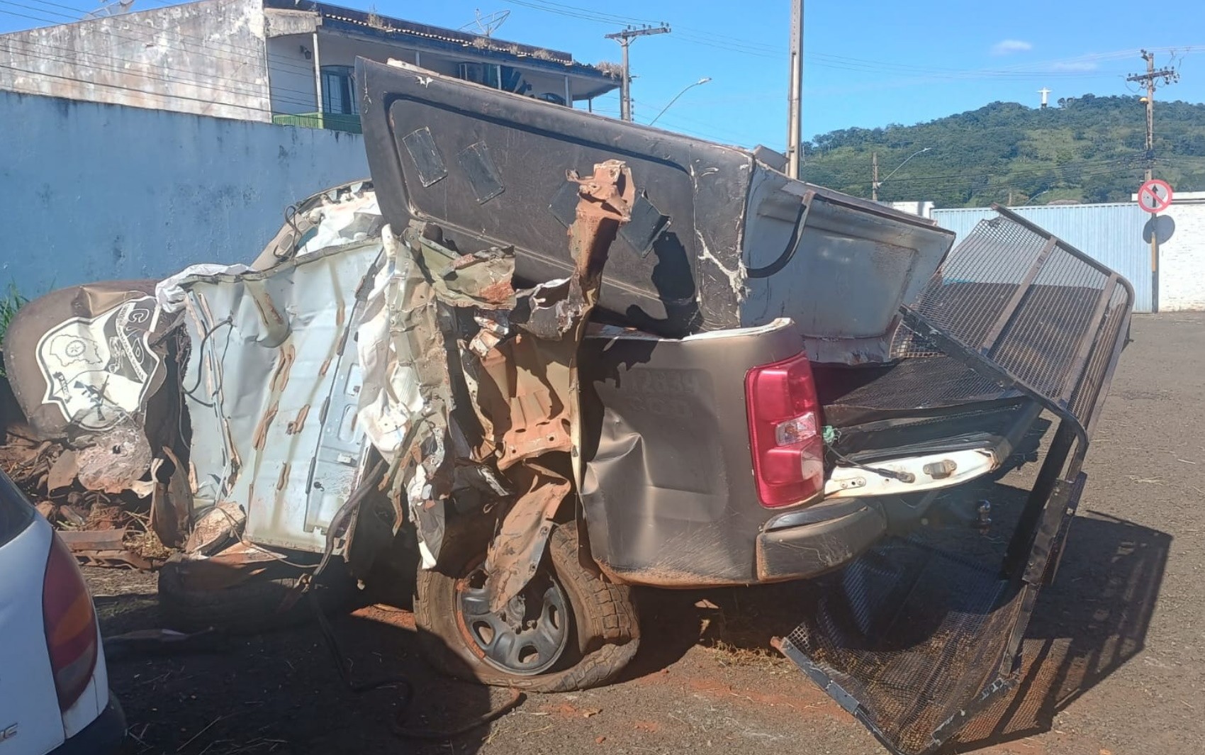 Foto mostra que viatura ficou destruída após acidente com carreta que matou quatro PMs em rodovia de Goiás