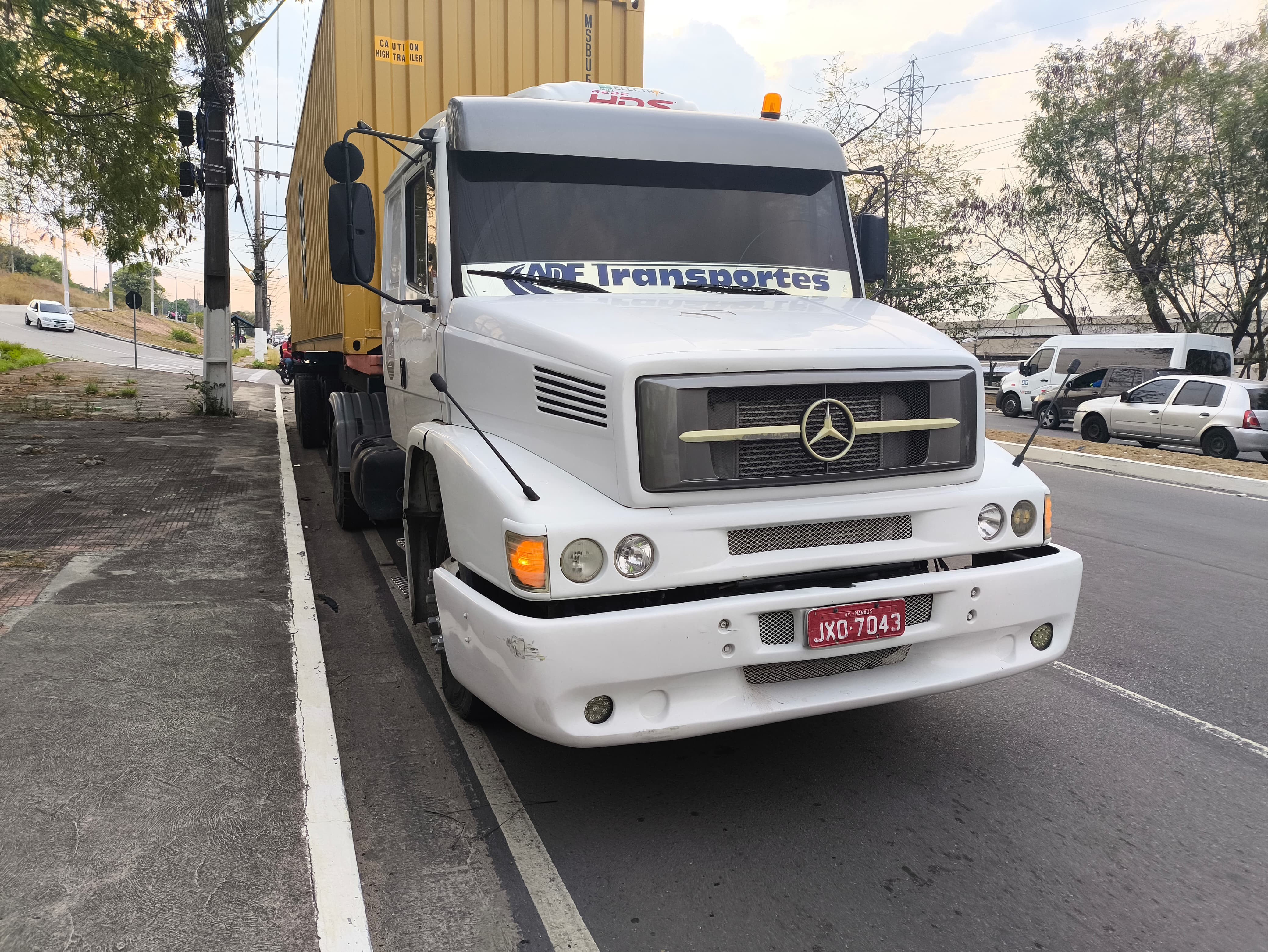 Cantor de forró morre em acidente entre moto e carreta na Zona Sul de Manaus