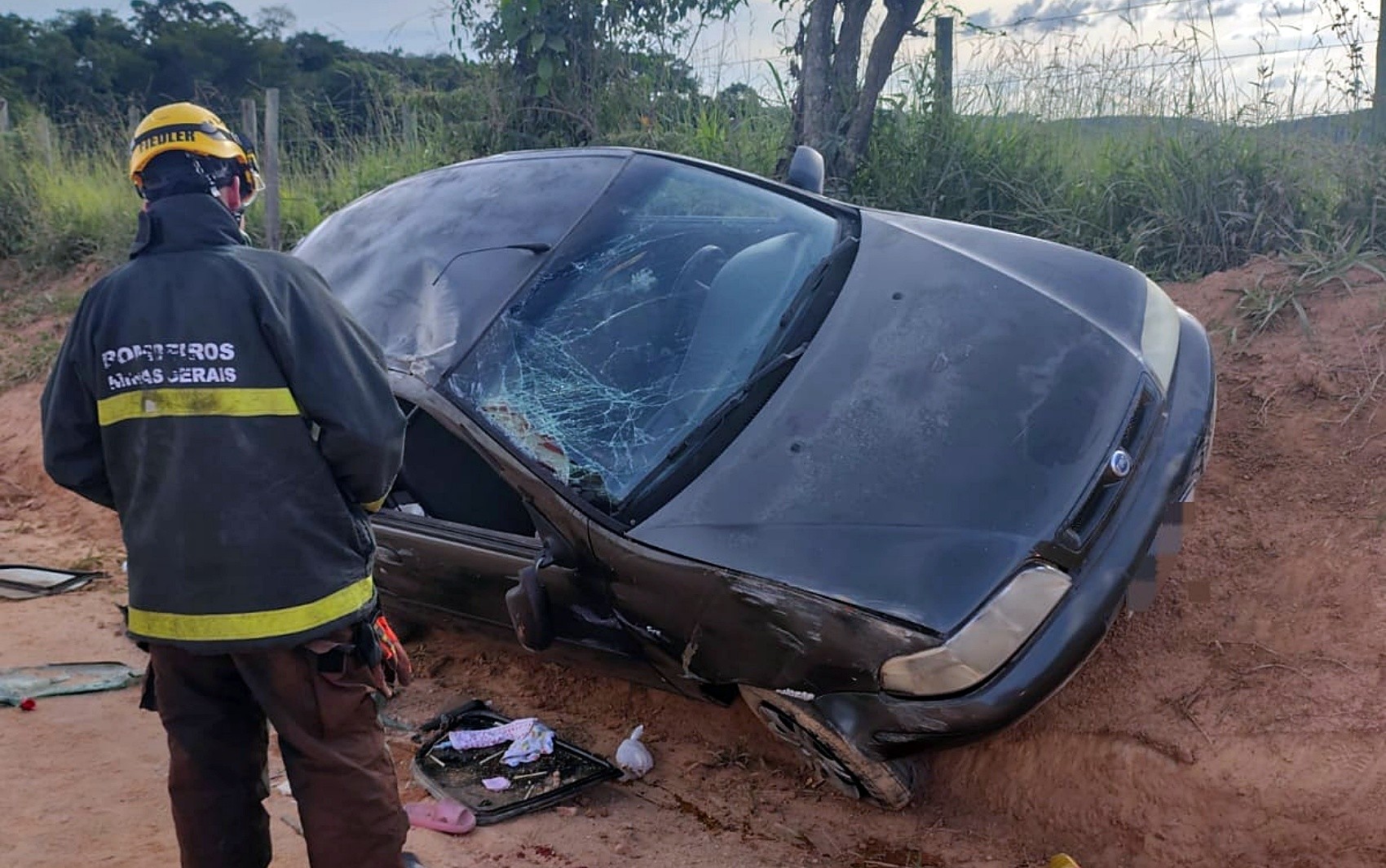 Mulher de 37 anos morre após carro capotar e cair em barranco em Aguanil; veja outras ocorrências
