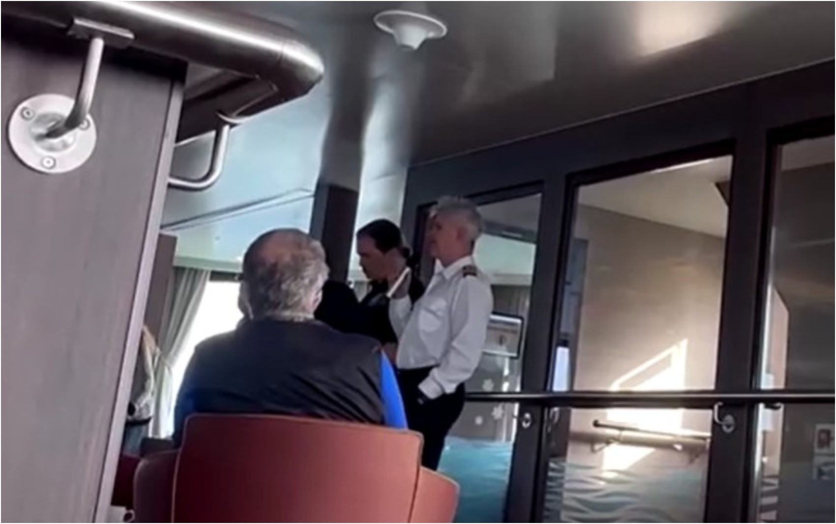 VÍDEO mostra capitão anunciando morte de passageiro em navio com surto de hantavírus