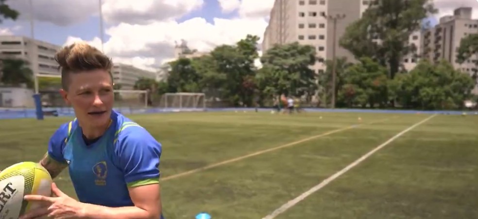 Raquel Kochhann, porta-bandeira do Brasil nas Olimpadas de Paris, durante treino de rugby — Foto: Reproduo/TV Globo