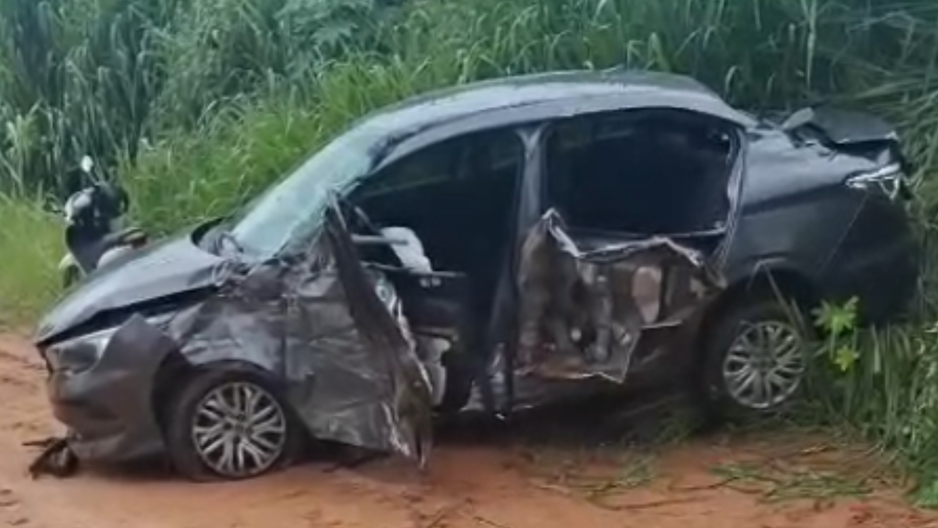 VÍDEO: motorista tenta cruzar rodovia, é atingido por caminhão, capota e cai em barranco no interior de SP
