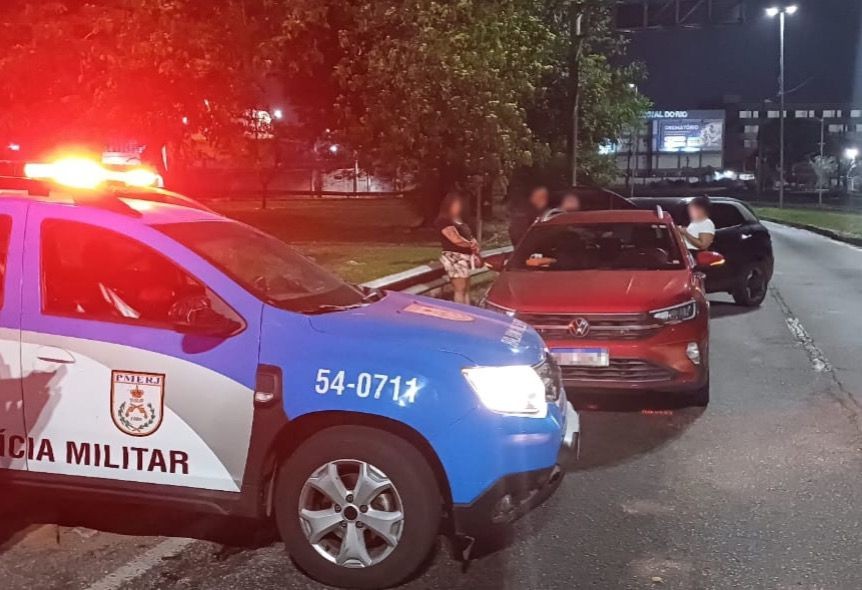 Motorista de aplicativo é sequestrada em assalto em MG, mas consegue fugir e pedir ajuda em Três Rios