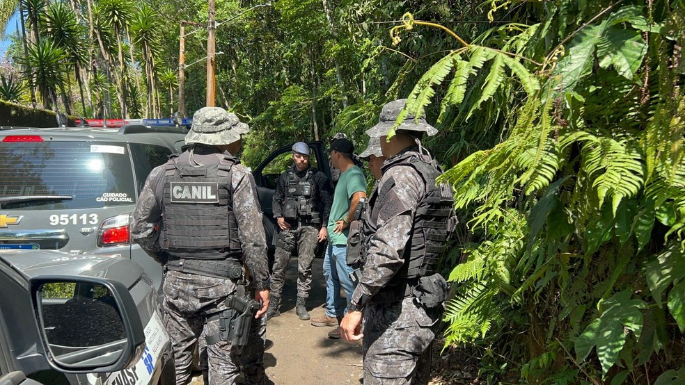 PM usa cães do Canil da corporação para tentar localizar cabo Fabrício Santana — Foto: Reprodução