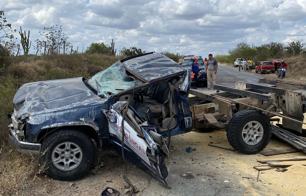 Ocupantes da caminhonete foram arremessados para fora da cabine com o impacto da colisão — Foto: Brigada Anjos Jacuipenses