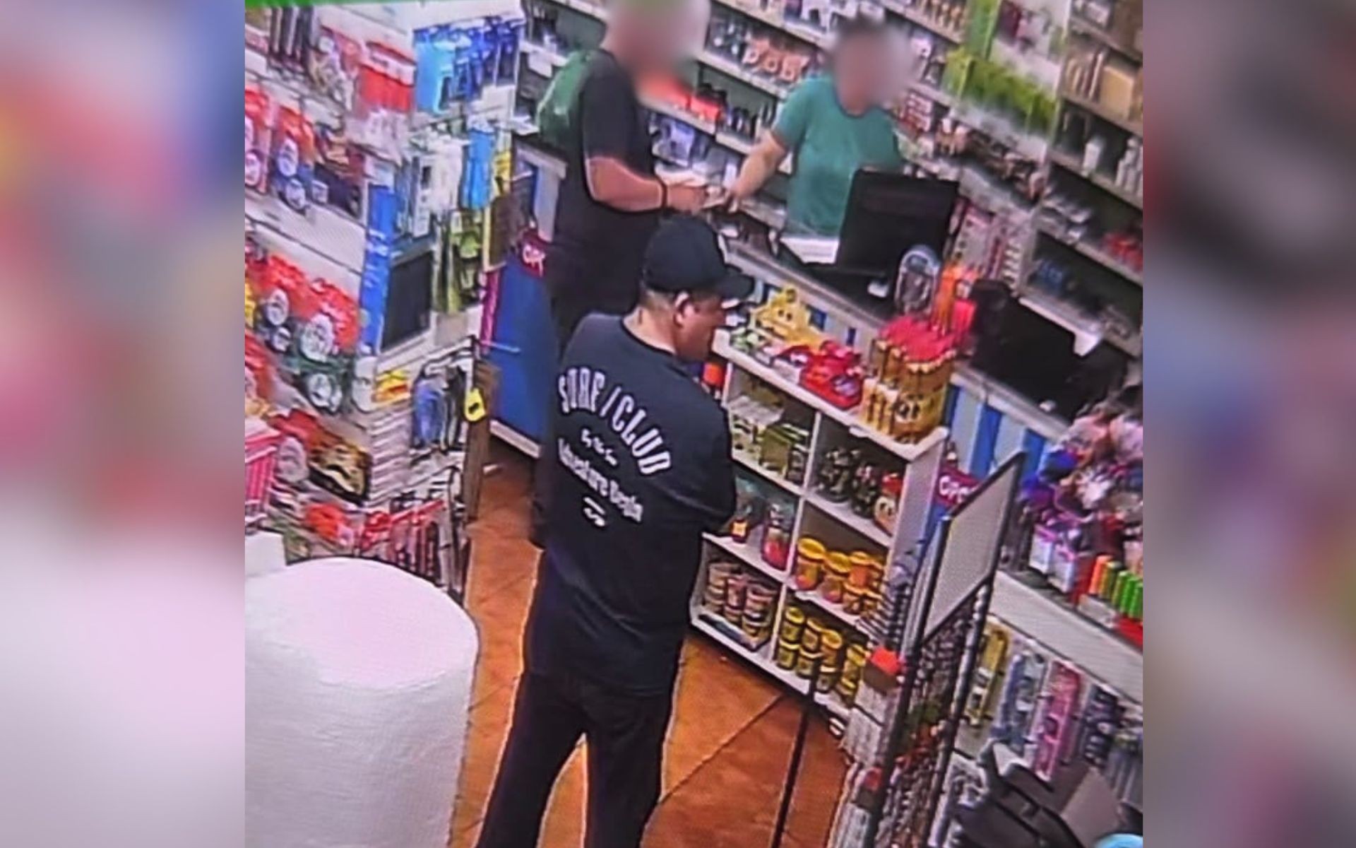 Homem é preso após cometer roubos em lojas e fugir do trabalho ao descobrir que imagens dos crimes estavam com a polícia; vídeo 