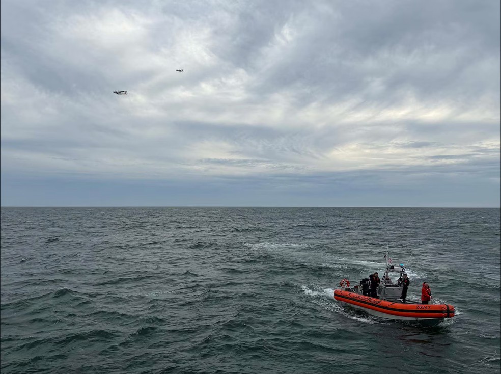 Membros da Guarda Costeira Americana realizam buscas na costa de Nantucket, em Massachusetts. — Foto: Guarda Costeira dos EUA via AFP