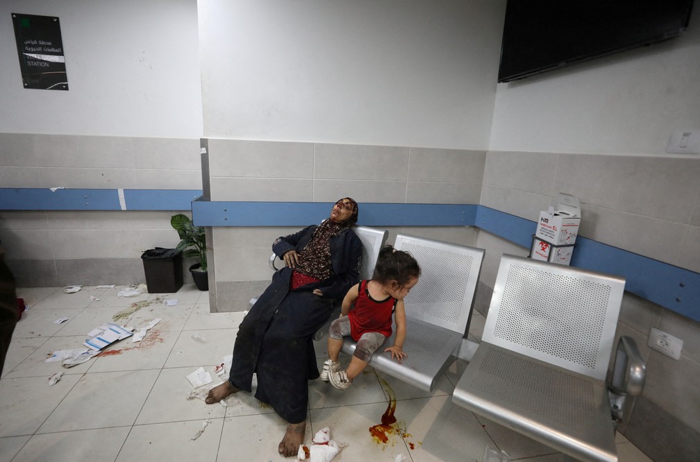 Pessoas feridas são levadas ao hospital depois que ataque aéreo israelense atingiu um hospital, de acordo com o Ministério da Saúde do Hamas — Foto: Reuters