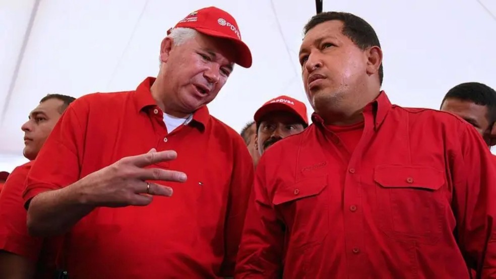 Os bolichicos surgiram quando Hugo Chávez era presidente e Rafael Ramírez (esq.) era ministro da Energia e presidente da estatal Petróleos de Venezuela (PDVSA) — Foto: THOMAS COEX/AFP via Getty Images (BBC)