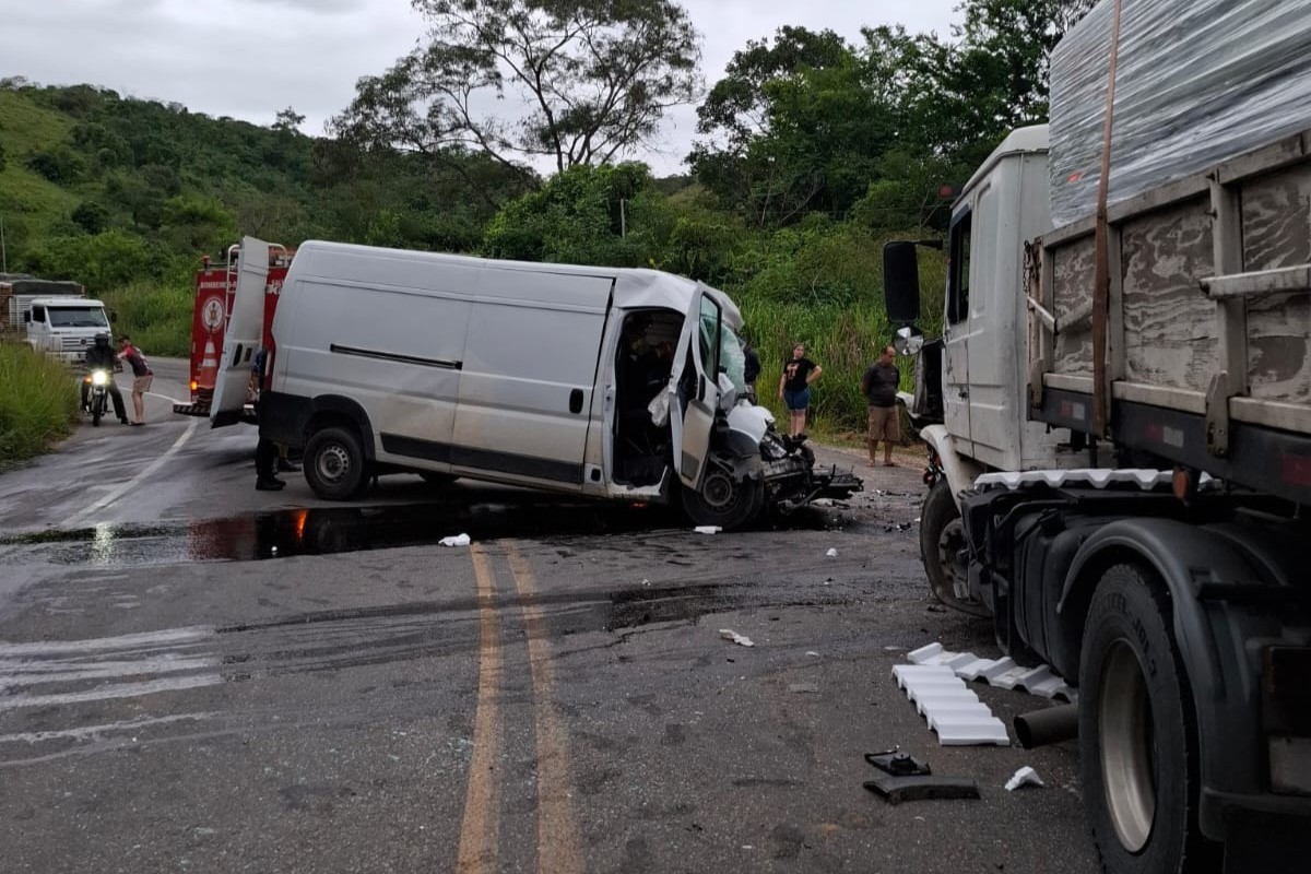 Homem morre e jovem fica gravemente ferido após colisão entre van e caminhão em São Fidélis
