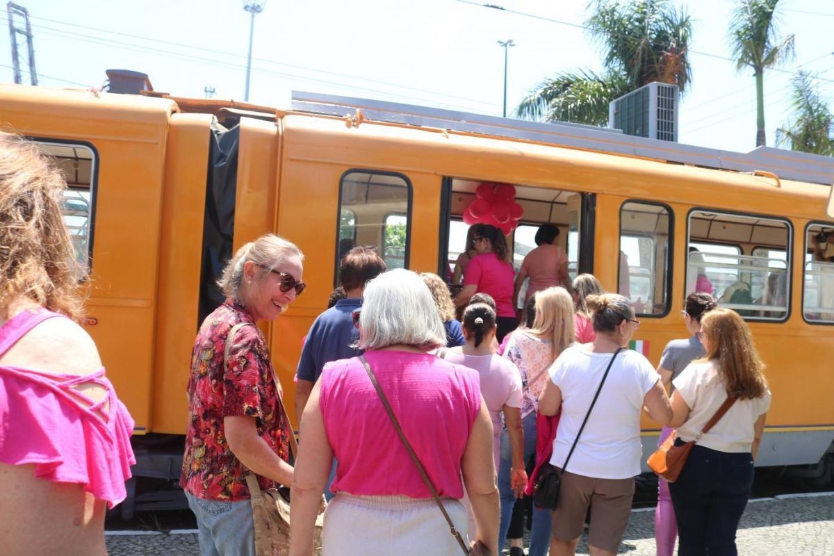 Mulheres vestidas de rosa terão gratuidade no Bonde Turístico de Santos nesta terça-feira 