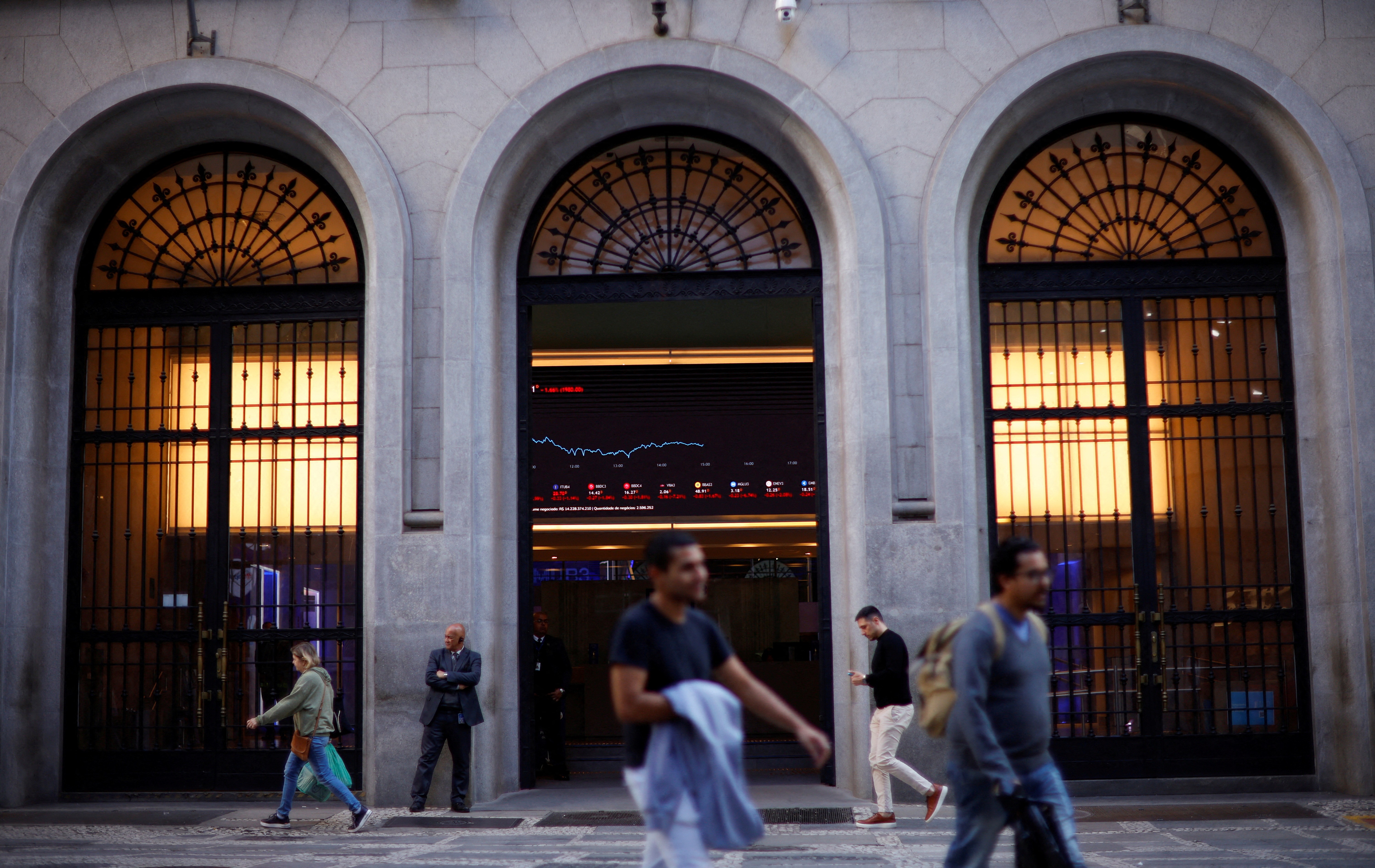 Estrangeiros retiram R$ 15,6 bilhões da Bolsa em agosto, maior saída desde 2022