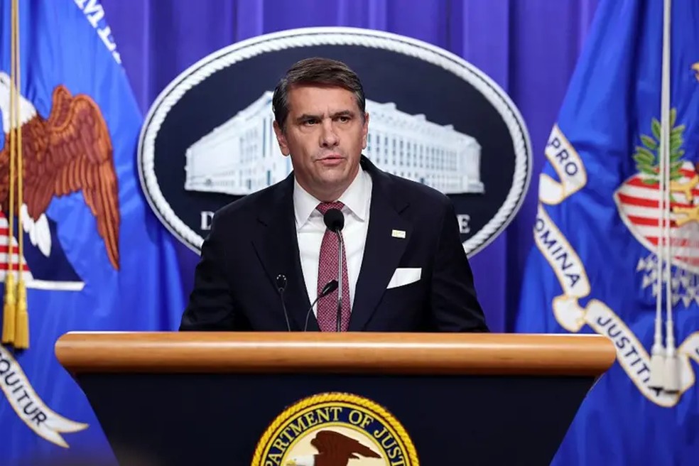 O secretário de Justiça dos Estados Unidos, Todd Blanche, participou do anúncio de investigações sobre o setor da carne. — Foto: GETTY IMAGES