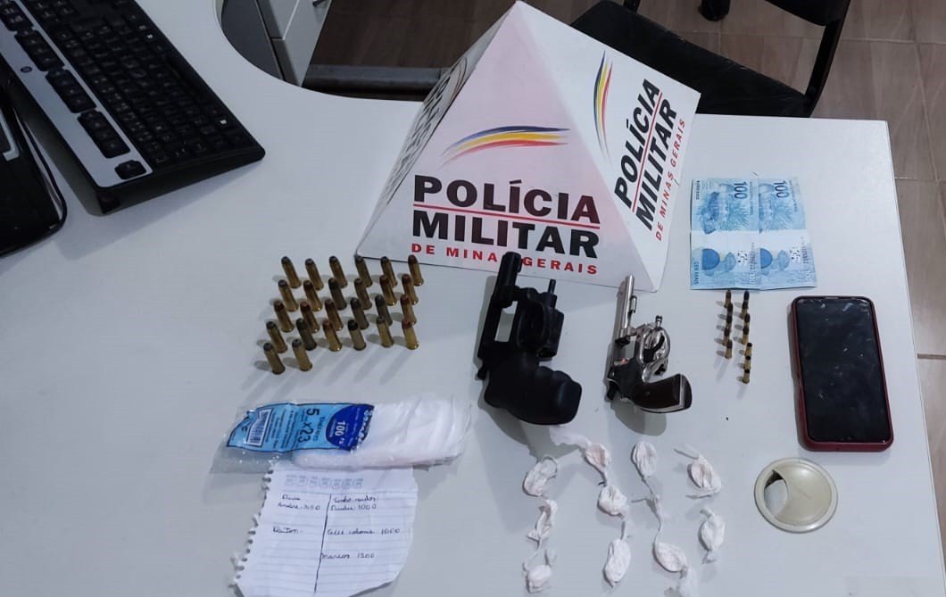 Após denúncia, polícia descobre armas e drogas escondidas dentro de aspirador de pó em Bias Fortes
