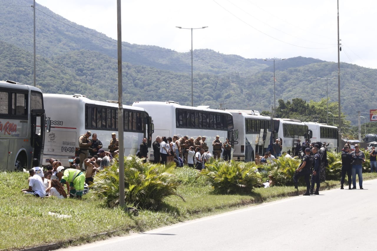 Briga entre torcidas de Santos e Internacional em SC tem 10 presos e fecha BR-101; VÍDEO