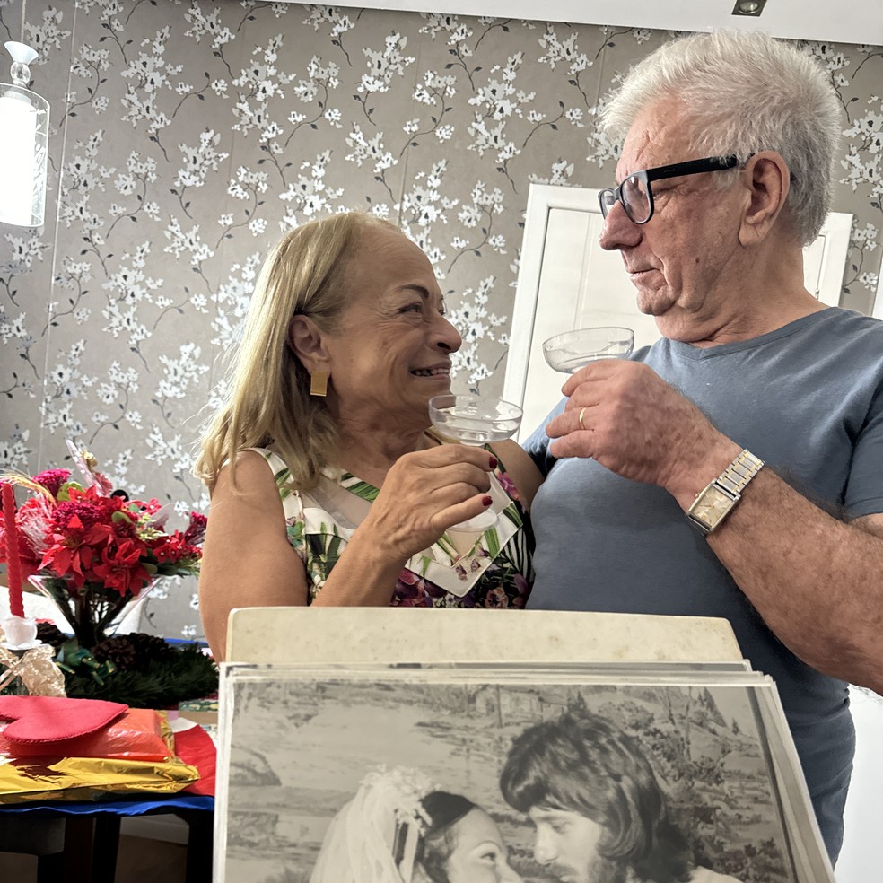 Casal se 'conheceu' na maternidade e está junto há 50 anos — Foto: Vanessa Rodrigues/A Tribuna Jornal