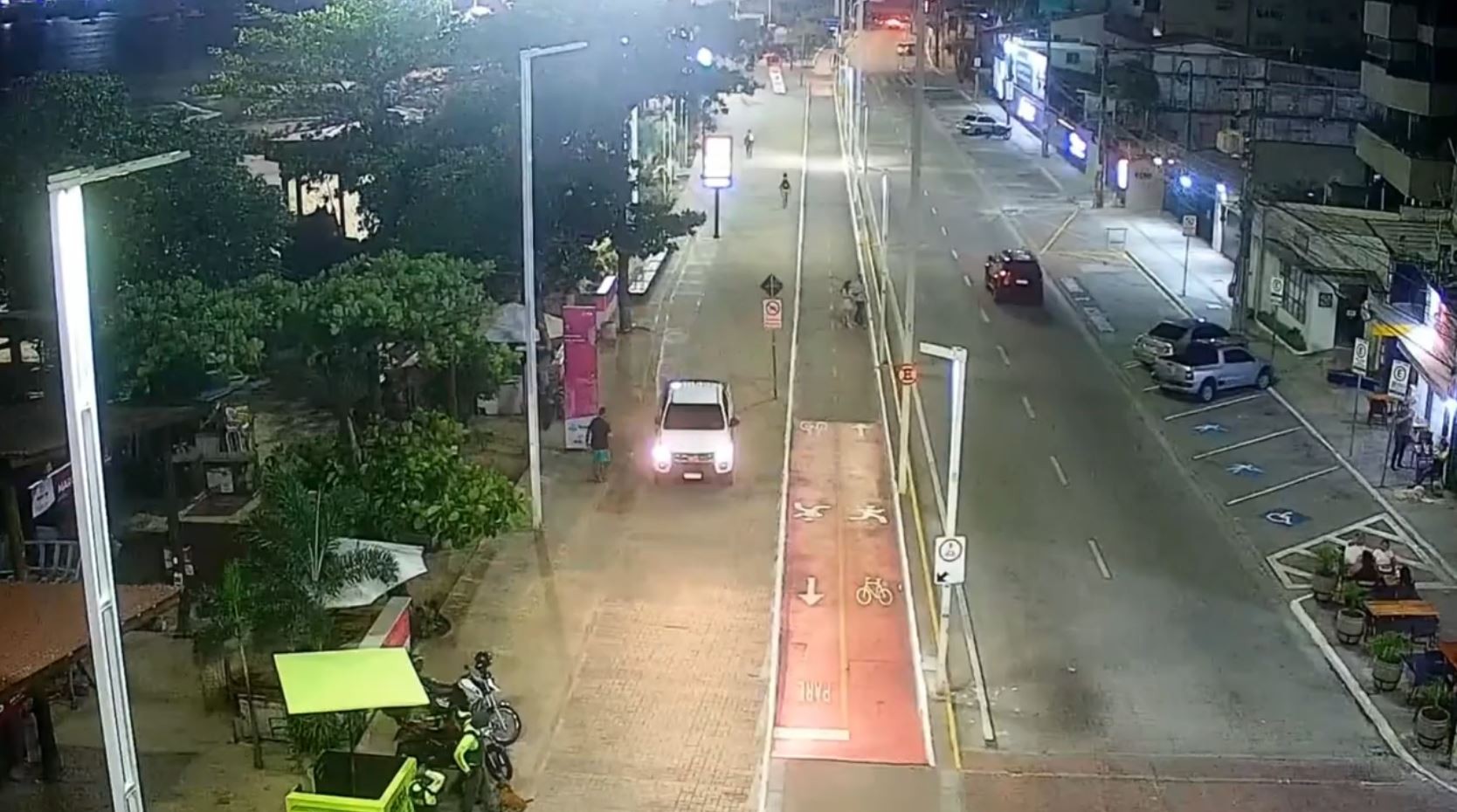 Vídeo: Motorista bêbado dirige na contramão, invade calçadão da Av. Beira-Mar e é detido, em Fortaleza