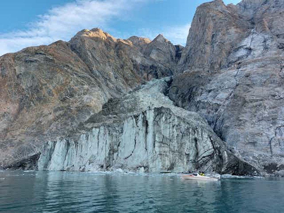 O Fiorde Dickson em agosto de 2023: apenas algumas semanas depois da captura desta imagem, um grande pedaço da montanha deslizou para o oceano, provocando uma gigantesca onda que reverberou 10 mil vezes durante nove dias dentro do fiorde e fez a Terra inteira vibrar. — Foto: Wieter Boone / Flanders Marine Institute