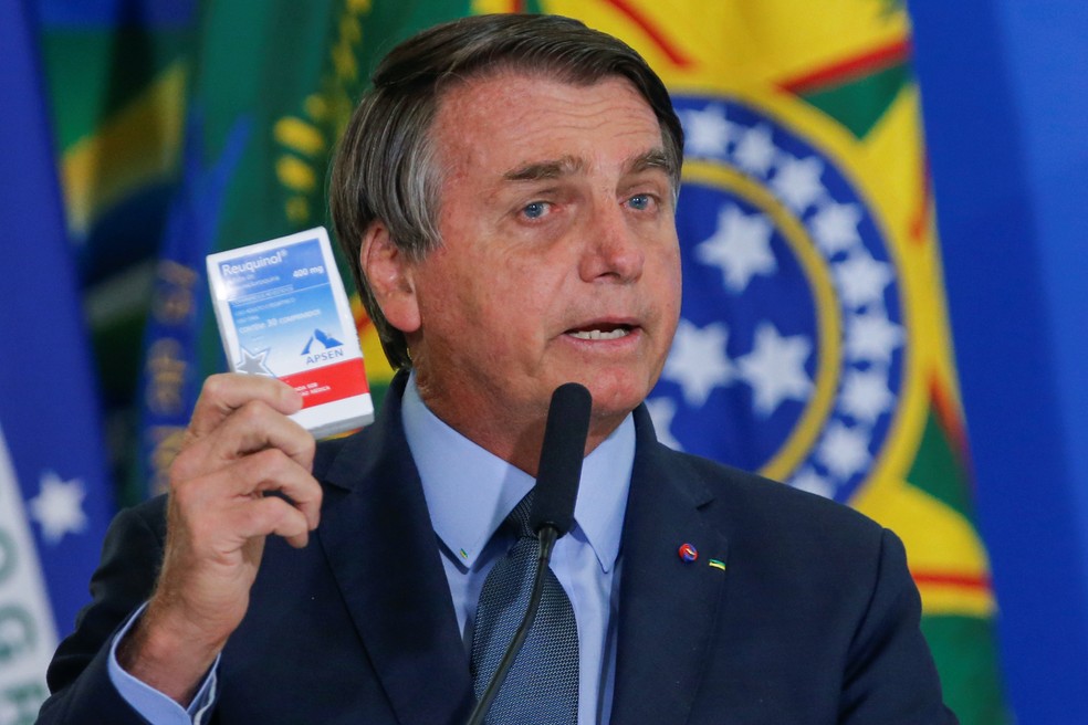 Bolsonaro com uma caixa de cloroquina, medicamento sem eficácia comprovada contra a Covid, em foto de setembro de 2020..  — Foto: REUTERS/Adriano Machado