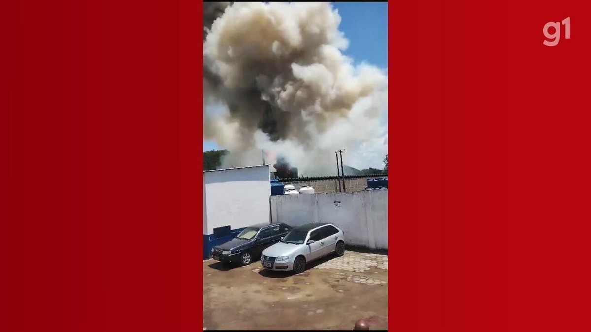 VÍDEO: Fábrica de caixões pega fogo em Valença 