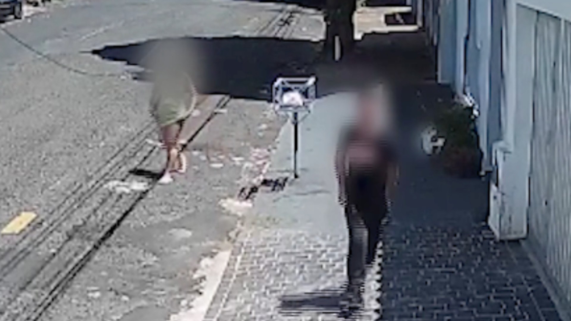 VÍDEO: Jovem tenta levantar vestido e beijar pedestre à força em Uberlândia 