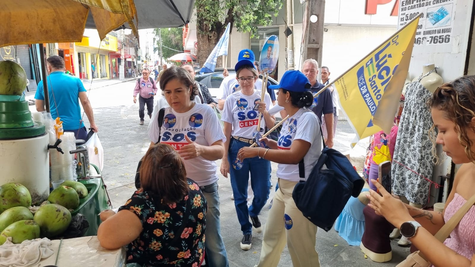 Lúcia Santos promete reforço na segurança pública com uso de tecnologia durante caminhada no Centro de Teresina