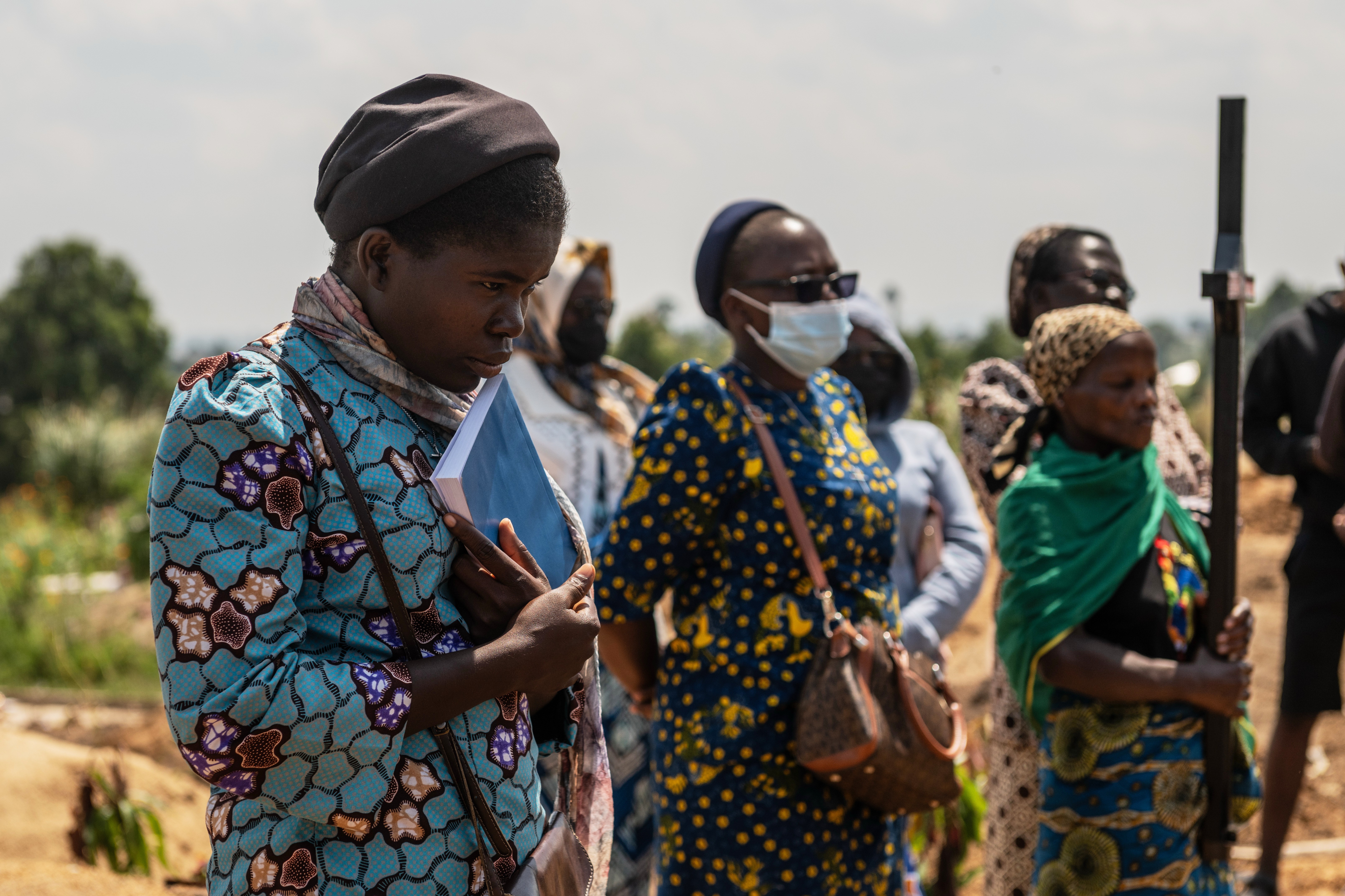 Bebê de 6 meses é enterrada após morrer de ebola em orfanato no Congo; surto já soma mais de 900 casos