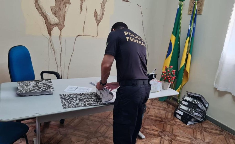 PF apreende celulares e documentos em ação contra gestores municipais de Aquidabã — Foto: PF/SE
