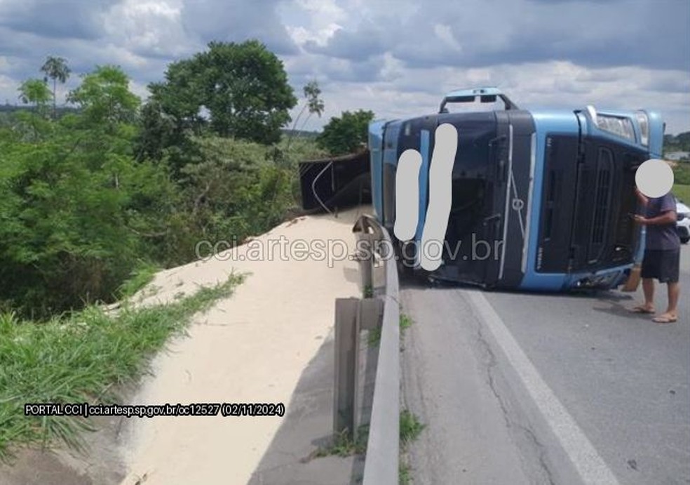 Faixa dois e acostamento precisaram ser interditados para destombamento da carreta — Foto: Artesp/Divulgação