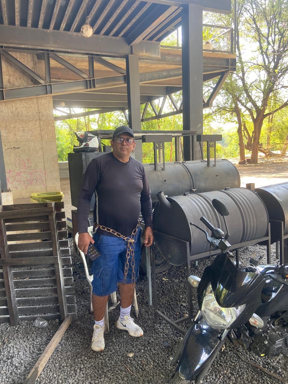 Chef se acorrenta a churrasqueira em protesto contra retirada de ponto comercial em Teresina