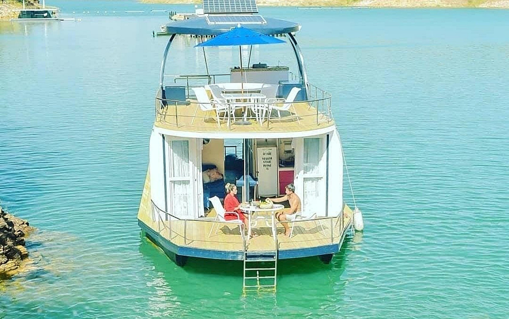 Casa no meio da água? Flutuantes viram 'point' e transformam o Lago de Furnas em novo polo de experiências turísticas