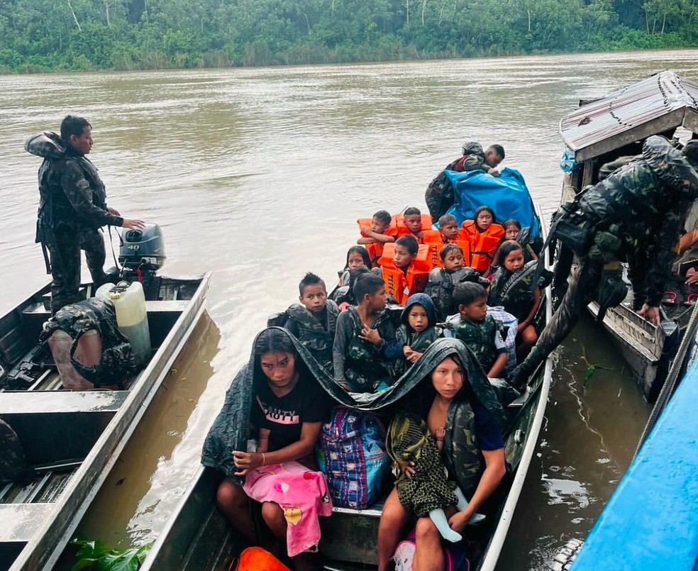 Mais de 50 indígenas são resgatados após embarcação que viajavam naufragar no Rio Javari, interior do AM. — Foto: Divulgação/CMA