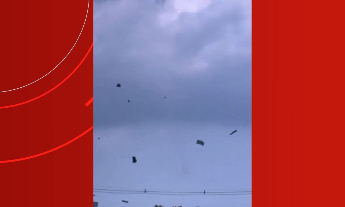 Vídeo mostra telhas voando durante chuva em Manaus; Defesa Civil emite alerta de tempestade