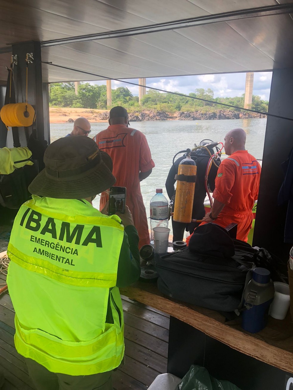 Empresa retira 20 litros dos 20 mil de agrotóxicos que caíram no rio Tocantins após queda de ponte — Foto: Divulgação/Ibama