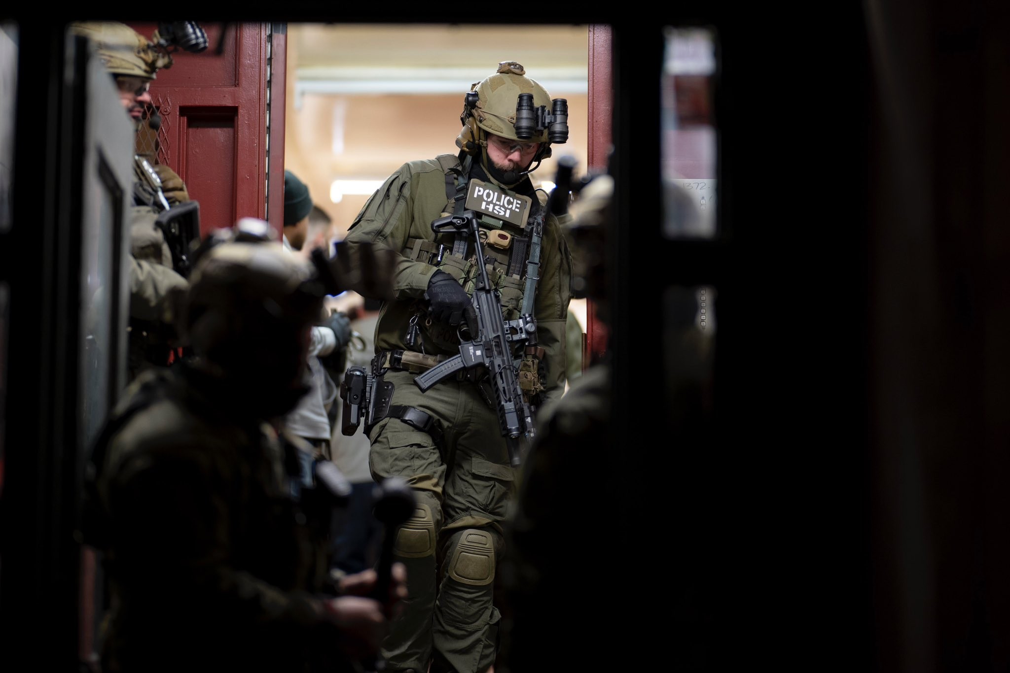 Governo Trump começa a prender imigrantes ilegais em Nova York, diz jornal; prisões nos EUA passam de 3.500